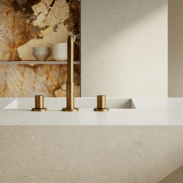 łazienka z blatem ze spieku Marazzi Marble Look Patagonia w jasnej kolorystyce z ciepłym, naturalnym rysunkiem.