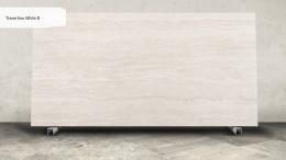 Keralini Travertino White o naturalnym, jasnym rysunku inspirowanym klasycznym trawertynem.