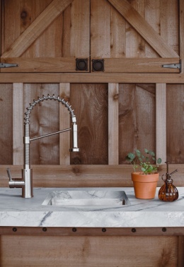 Blat kuchenny zrobiony ze spieku  Alexandra w jasnym, kremowo-beżowym odcieniu z wyrazistym, złocisto-szarym użyleniem.