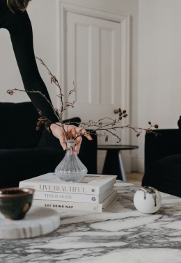 Blat stołu wykonany ze spieku Arabesque o kremowej bazie z dekoracyjnym, szaro-beżowym użyleniem w stylu klasycznych arabesek