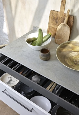 Blat wykonany ze spieku Neolith Beton w chłodnym, cementowo-szarym odcieniu, inspirowany surowym betonem architektonicznym. 