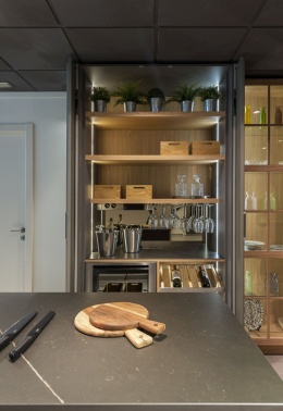 Blat wykonany ze spieku  Neolith Calatorao spiek kwarcowy w głębokim, czekoladowo-brązowym odcieniu z jasnymi żyłkam