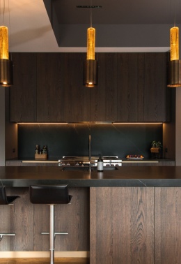 Ściana pokryta okładziną ścienną wykonaną z Calatorao spiek kwarcowy w głębokim, czekoladowo-brązowym odcieniu z jasnymi żyłkami