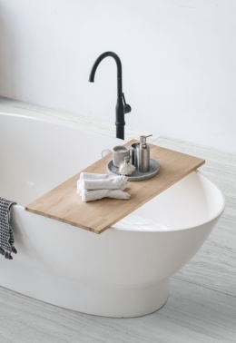 Podłoga wykonana ze spieku Calista o subtelnej grze jasnych beżowo-perłowych tonów. 