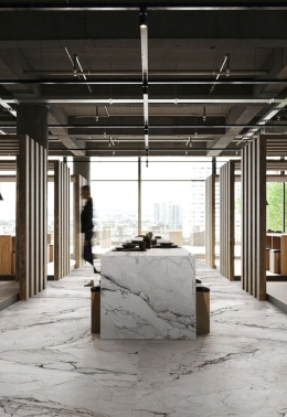 Podłoga i stół wykonane ze spieku Colorado Dunes  w odcieniu pustynno-beżowy z delikatnym, naturalnym rysunkiem