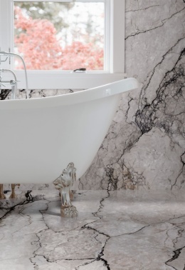 Podłoga i ściana w łazience wykonana ze spieku Colorado Dunes  w odcieniu pustynno-beżowy z delikatnym, naturalnym rysunkiem