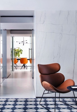 Ściana pokryta okładziną ścienną wykonaną z  Mont Blanc  – biała powierzchnia z delikatnym, szaro-beżowym użyleniem