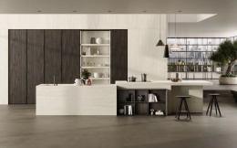 Kuchnia z Atlas Plan Travertino White Hammered na wyspie, blacie i jasnej zabudowie.