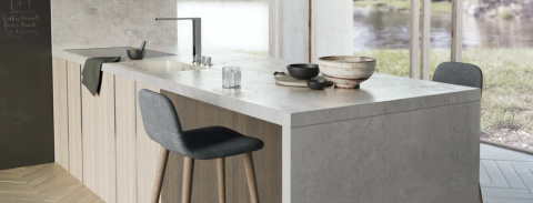 Dekton Kreta - płyty w kolorze betonu . Można je zastosować do ścian  blatów  roboczych