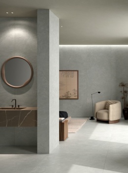 Ankara- ściany w łazience i pokoju wyłożono spiekami w odcienu szarości