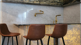 TechniStone Glencoe - ściany i blaty z konglemeratu wygkądającego jak naturalny kamień.