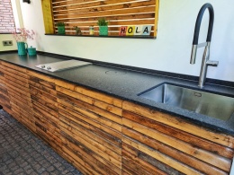 Silestone Arden Blue to elegancki spiek kwarcowy o głębokim, granitowym odcieniu z delikatnym żyłkowaniem. Blat kuchenny