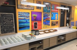 Silestone Blanco Maple to jasny, elegancki spiek kwarcowy w ciepłym, kremowym odcieniu. Doskonały na blaty komercyjne