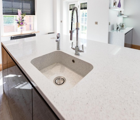 Silestone Blanco Norte to jasny, elegancki spiek kwarcowy z subtelnym ziarnistym wzorem. Wykorzystany do blatów kuchennych.