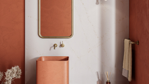 TechniStone Elysian Gold - sciana łazienkowa w odcieniach bieli z delikatnymi złotymi refleksami