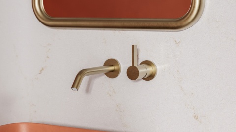 TechniStone Elysian Gold - sciana łazienkowa w odcieniach bieli z delikatnymi złotymi refleksami