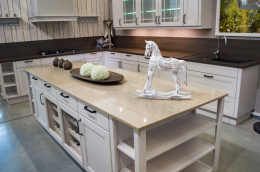 TechniStone Noble Troya- blat na wyspie kuchennej w pięknym ciepłym piaskowym odcieniu