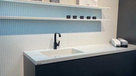 TechniStone Noble Villa - blat kuchenny kremowo-beżowa powierzchnia z subtelnymi żyłkami