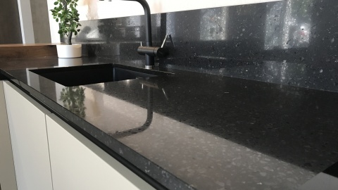 Taurus Terazzo Dark -  blaty robocze w kuchni odcieniu głębokiej czerni z elementami brazu