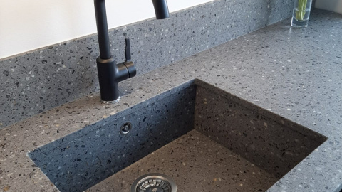TechniStone Taurus Terazzo Grey - wykończenie blatu i zlewu kuchennego z płyty w odcieniu głębokiej szarości