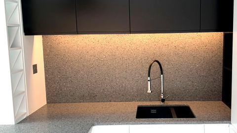 TechniStone Taurus Terazzo Grey - wykończenie blatu i ściany z płyty w odcieniu głębokiej szarości