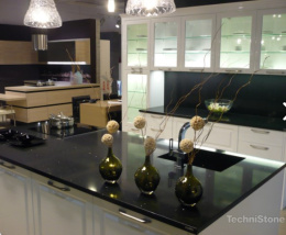 Technistone Brilliant Black - blaty z czarnego konglomeratu kwarcowego