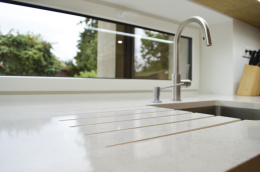 Technistone Noble Arco marmurowy blat s wycienciami przy zlewie