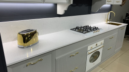 Technistone Noble Areti Bianco - blat i ściana w białym wykończeniu płyt kwarcowych