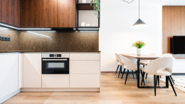 Technistone Noble Athos Brown - blay kuchenny i ściana w ciekawym czekoladowym odcieniu