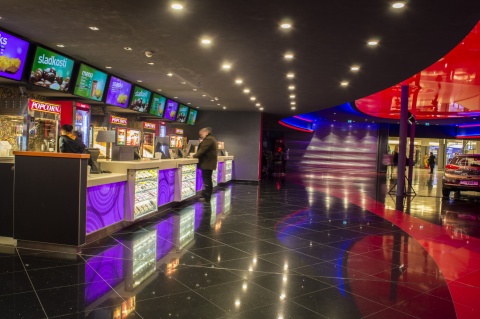 Technistone Starligth Black - odporne płytki podłogowe dla lokali użytkowych