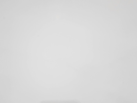 IntQ Angel White Polished to materiał o czystej, jasnej bieli z subtelnym, lekko marmurowym rysunkiem.