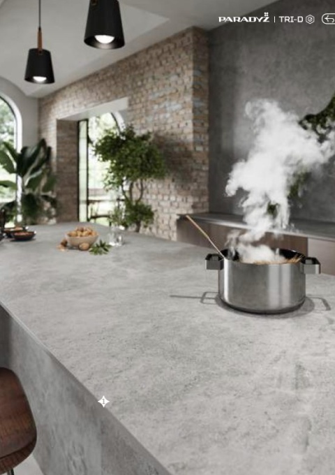 Kuchnia - ściana, blaty kuchenne wyło w szarym spieku TRI-D AUTHORITY GREY, + cegła w ciepłym odcieniu czerwieni