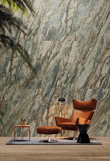 Spiek Paradyż ABSTRACT TRI-D GREEN na ścianie i podłodze w nowoczesnym salonie z jasnymi meblami.