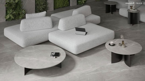 Poczekalnia w hotelu - wyspa, blaty stołów i podłoga wykonana z szarego spieku TRI-D RITUAL GREY 