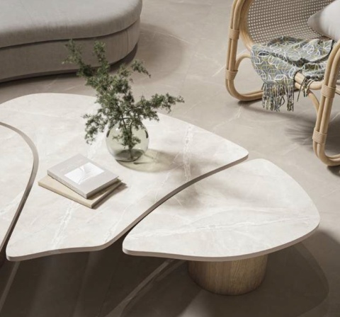 Salon - blaty stolika kawowego i podłoga wykonane ze TRI-D RITUAL TAUPE kolorystyka mieszanka beżu i szarości