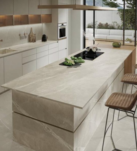 Kuchnia - wyspa kuchenna, blaty wykończone beżowo szarym Spiekiem TRI-D RITUAL TAUPE