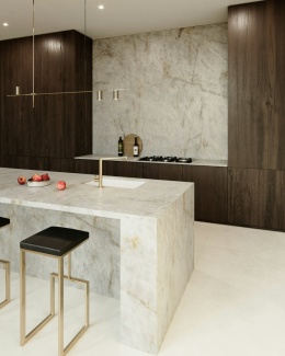 Sensa Cristalo – Naturalny kamień kwarcytowy  o eleganckiej, jasnobeżowej tonacji z chłodnymi, szaro-perłowymi żyłkami.