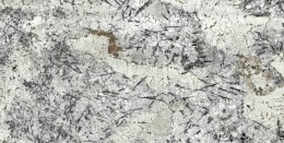 Ice Blue to naturalny granit o chłodnym niebiesko-szarym tle z delikatnymi czarnymi żyłkami