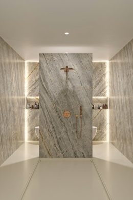 Marau to kwarcyt naturalny z Brazylii w chłodnej szaro-niebieskiej tonacji z subtelnymi akcentami złota, burgundu i kremu