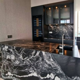 Black Beauty to ekskluzywny granit naturalny z Indii o głębokim, czarnym tle z efektownymi żyłami w odcieniach bieli i szarości