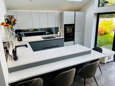 Silestone Stellar Blanco 13 – kremowo‑biały spiek kwarcowy. Blaty robocze.