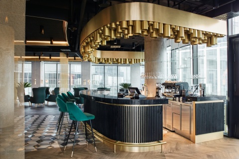 Silestone Stellar Night to czarny, elegancki spiek kwarcowy z białymi drobinkami.  Blat barowy w restałracji