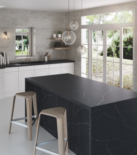 Silestone Charcoal Soapstone to niebiesko‑szaro‑grafitowy spiek kwarcowy. Wyspa kuchenna