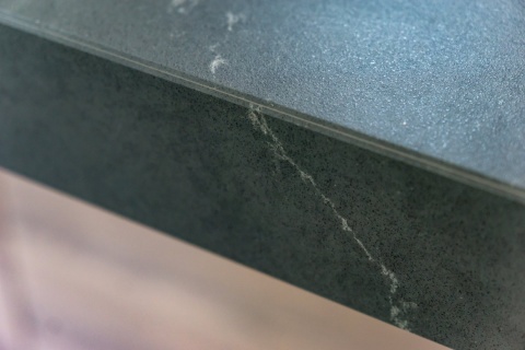 Silestone Charcoal Soapstone to niebiesko‑szaro‑grafitowy. Zbliżenie blatu kuchennego.