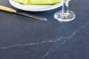 Silestone Charcoal Soapstone to niebiesko‑szaro‑grafitowy spiek kwarcowy. Blat stołowy.