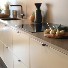 Silestone Coral Clay to elegancki, ciepłobeżowy spiek kwarcowy. Doskonały jako blaty kuchenne