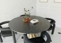 Romantic Ash - okrągły stół w jadalni z dlatem ze spieku do tego 4 czarne krzesła