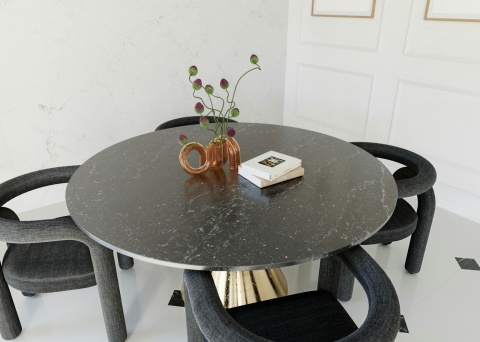 Romantic Ash - okrągły stół w jadalni z dlatem ze spieku do tego 4 czarne krzesła