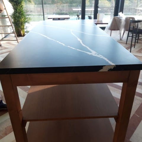 Et Marquina to elegancki czarny spiek kwarcowy. Zastosowanie jako czany blat stołowy z wyraznymi białymi żyłkami