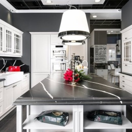 Et Marquina to elegancki czarny spiek kwarcowy. Zastosowanie jako czany blat kuchenny z wyraznymi białymi żyłkami